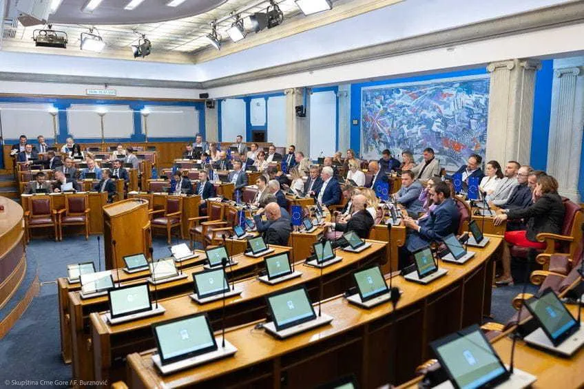 Poslanici Skupštine održavaju vanredne sjednice zbog neradne nedjelje