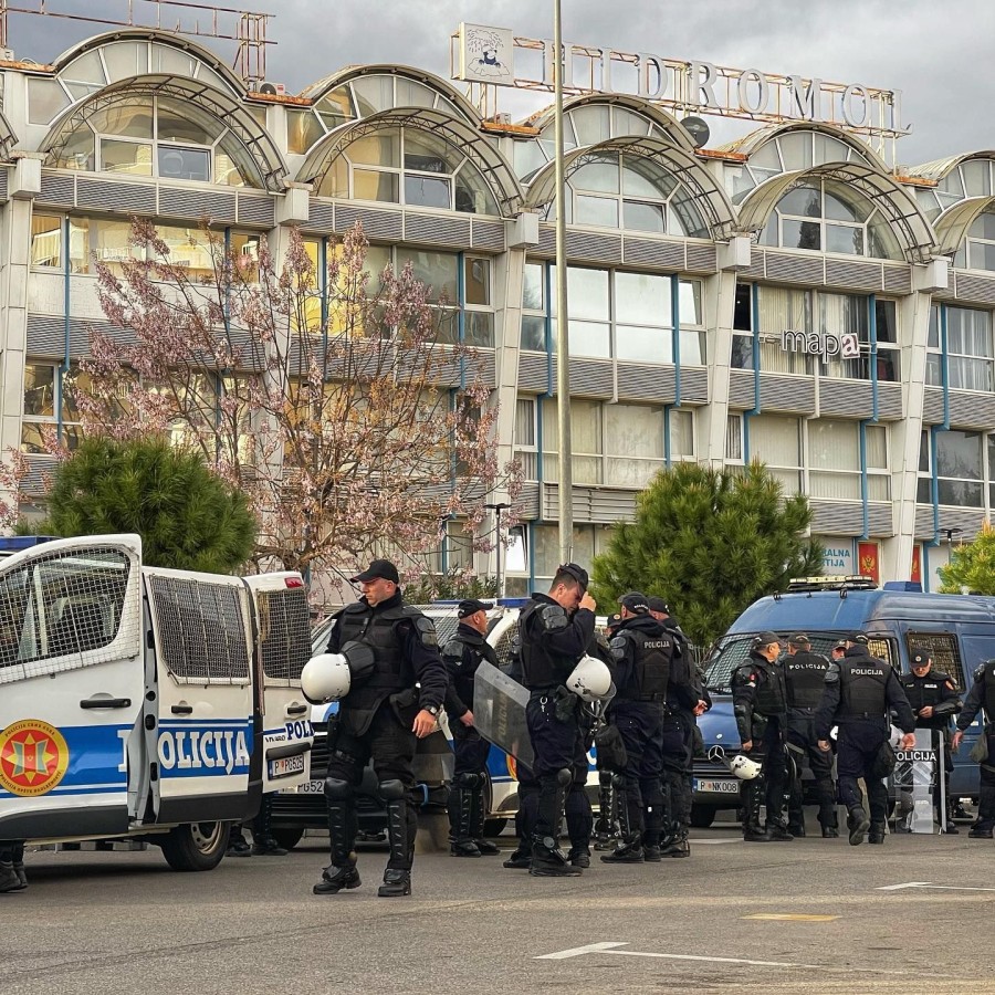 Prekid prijateljske utakmice: Navijači Budućnosti izazvali haos na Starom aerodromu