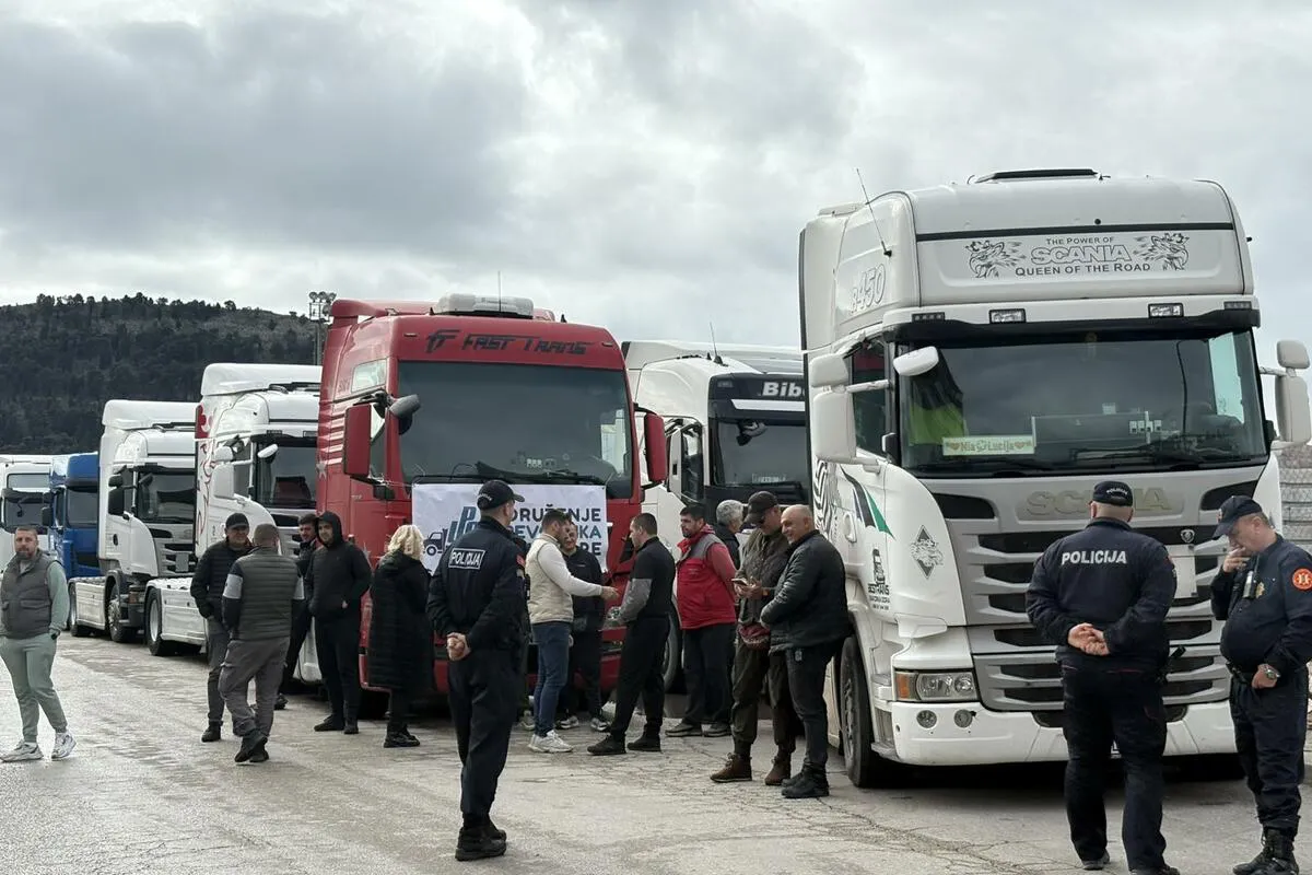 Prevoznici započeli blokadu teretnog saobraćaja, ulaz u Luku Bar zatvoren