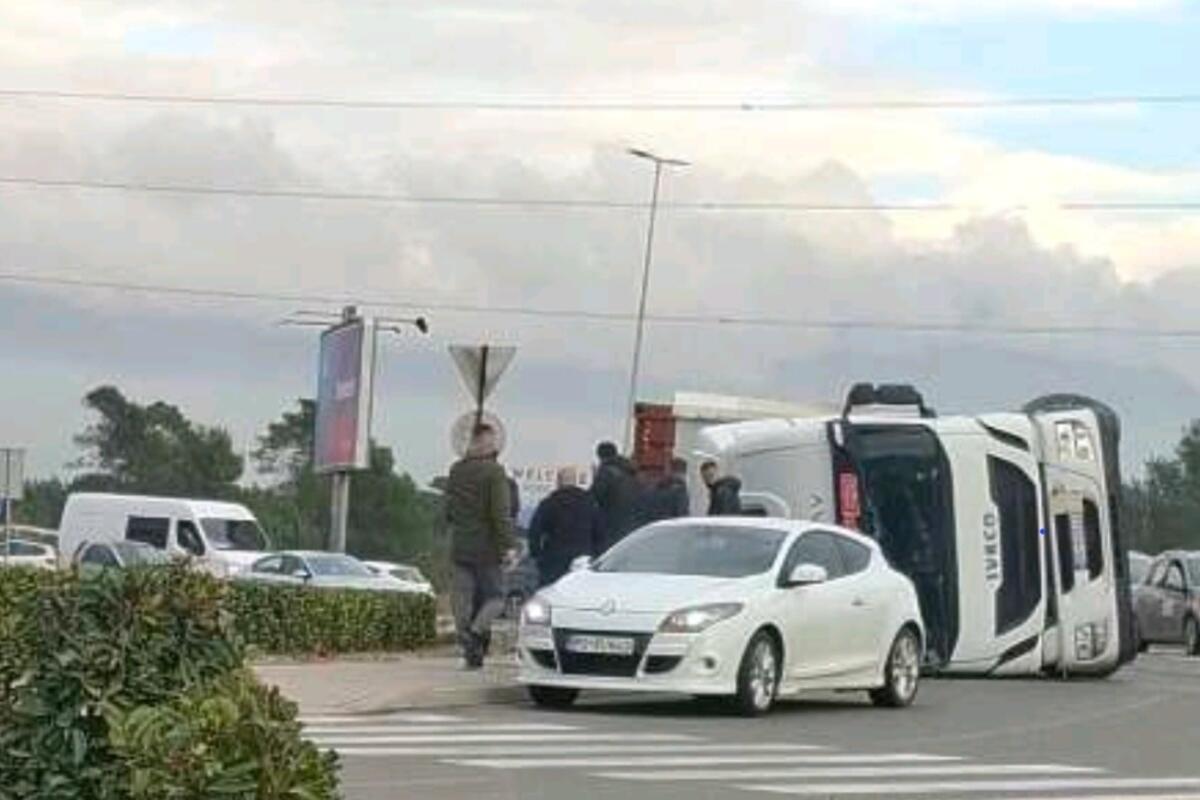 Prevrtanje kamiona na putu prema aerodromu: Nema povrijeđenih