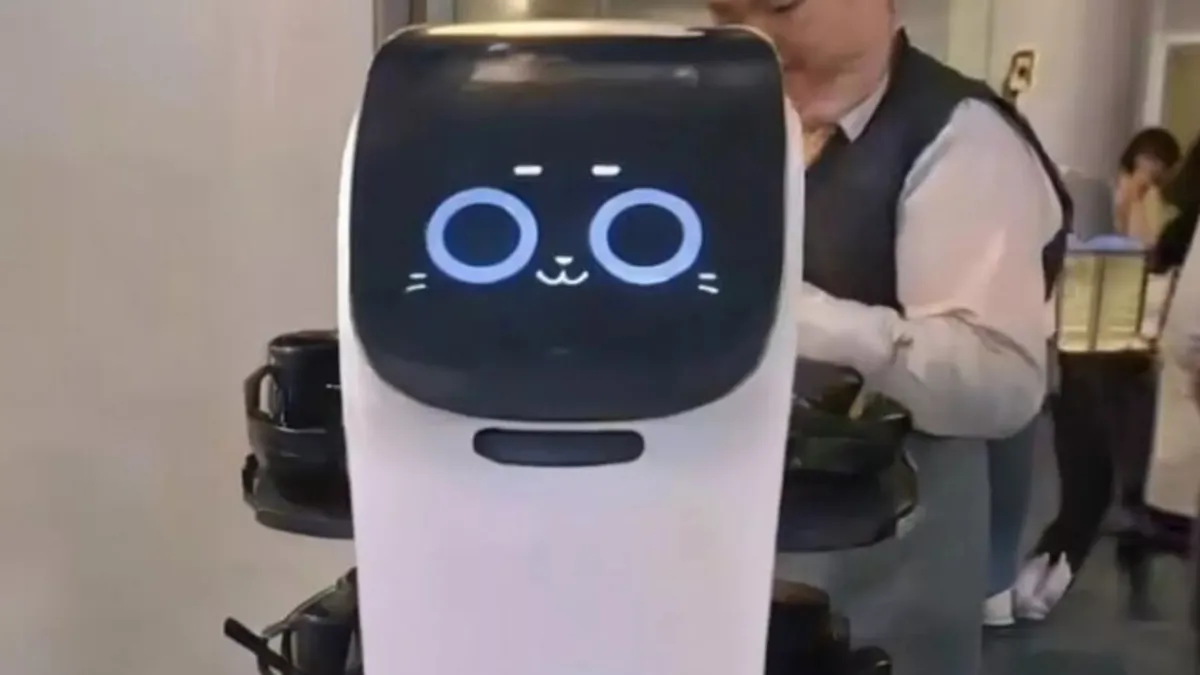 Robot-konobar počeo rad u Jakutsku, zadovoljava đecu