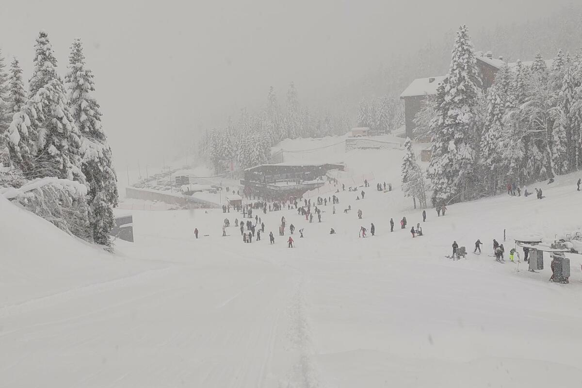 Sezona skijanja u Kolašinu počinje: Prvi snijeg donosi radost ljubiteljima zimskih sportova