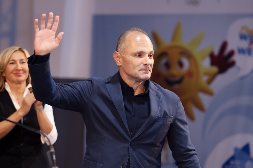 Sjeverna Makedonija na raskrsnici: Kritika vlasti zbog zavisnosti od autoritarnih režima