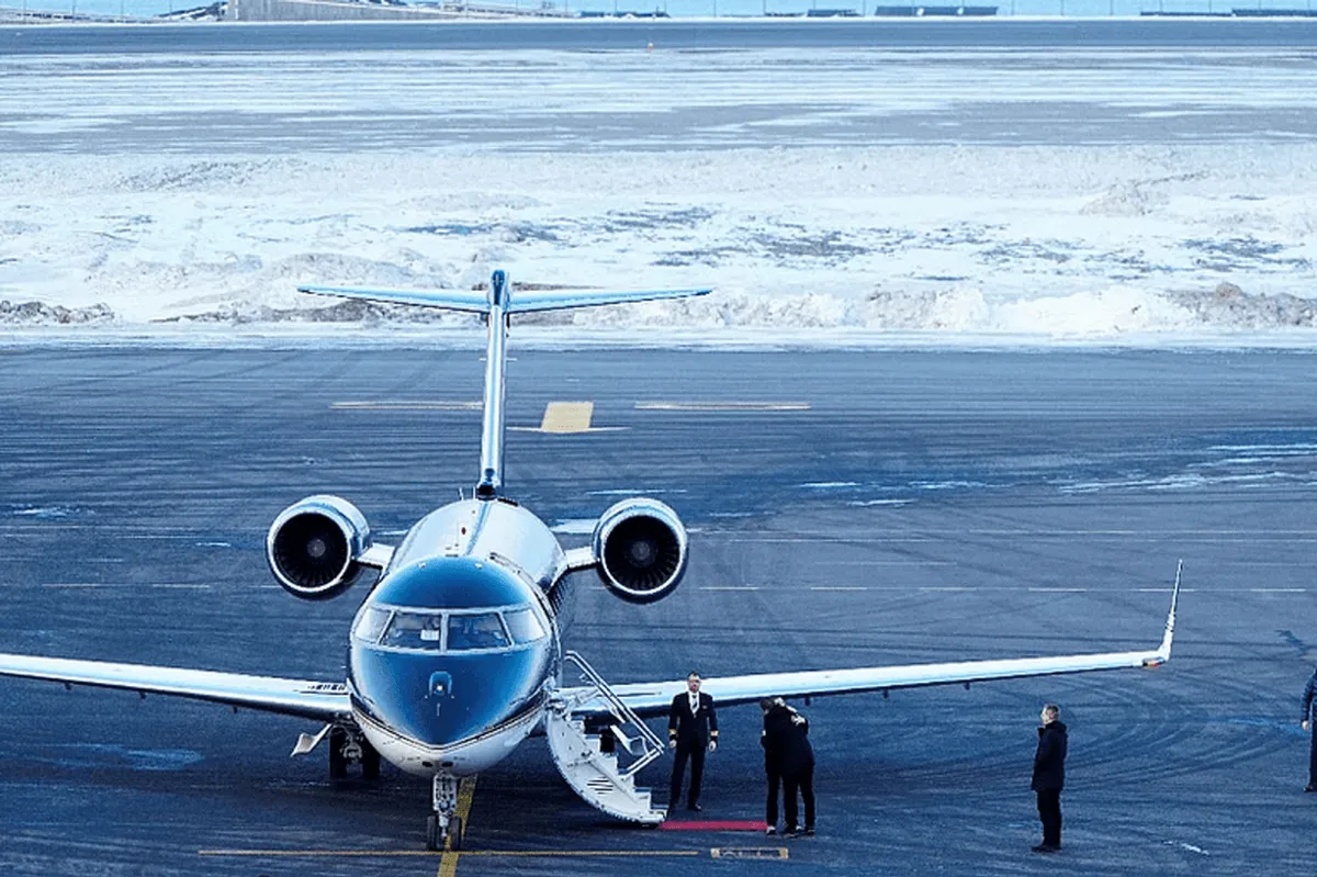 Skandal na Grenlandu: Nepoznati muškarac upao u avion danske premijerke