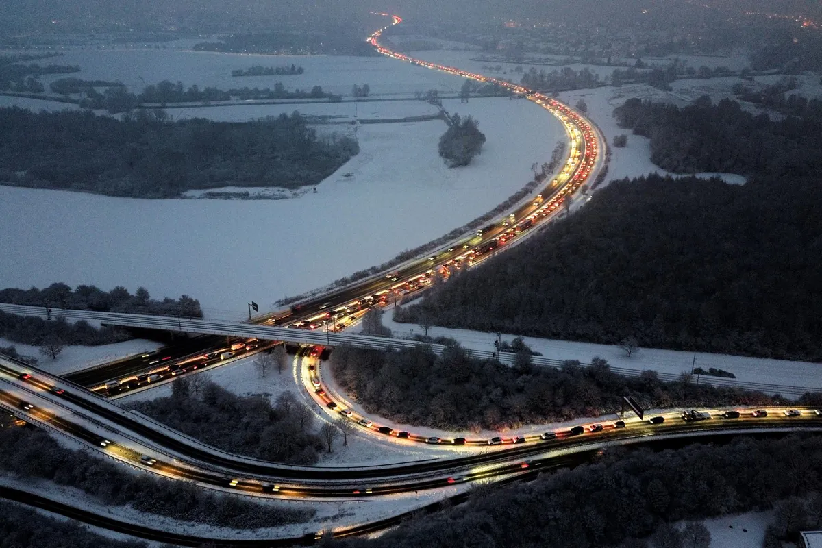 Snijeg izazvao haos u Njemačkoj: Saobraćajni kolaps i prekid nastave