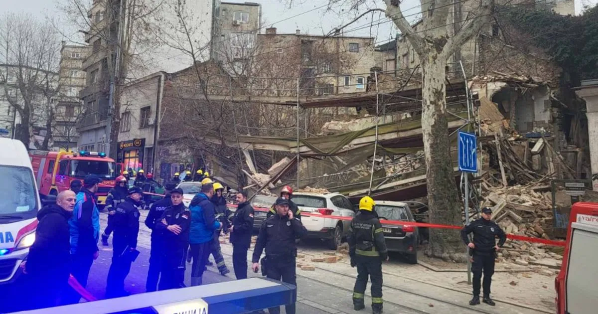 Srušila se stara zgrada na Dorćolu, četiri automobila uništena