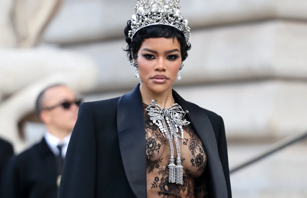 Tejana Tejlor oduševila u providnoj haljini na reviji u Parizu