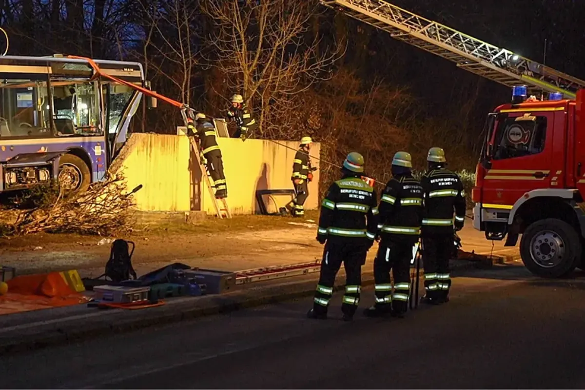 Teška nesreća u Minhenu: Autobus udario u betonsku ogradu, stradalo dijete