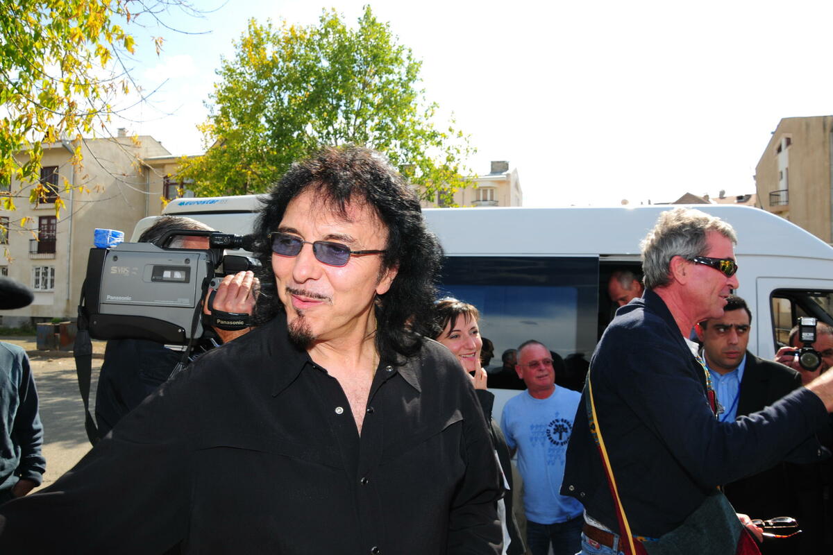 Toni Ajomi donira gitaru za borbu protiv raka