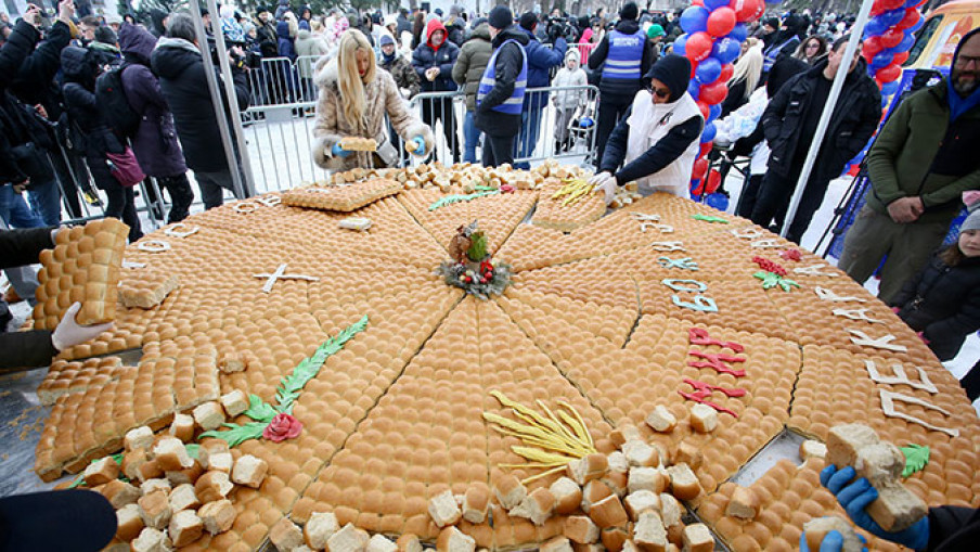 Tradicionalno lomljenje Božićne česnice ispred Hrama Svetog Save
