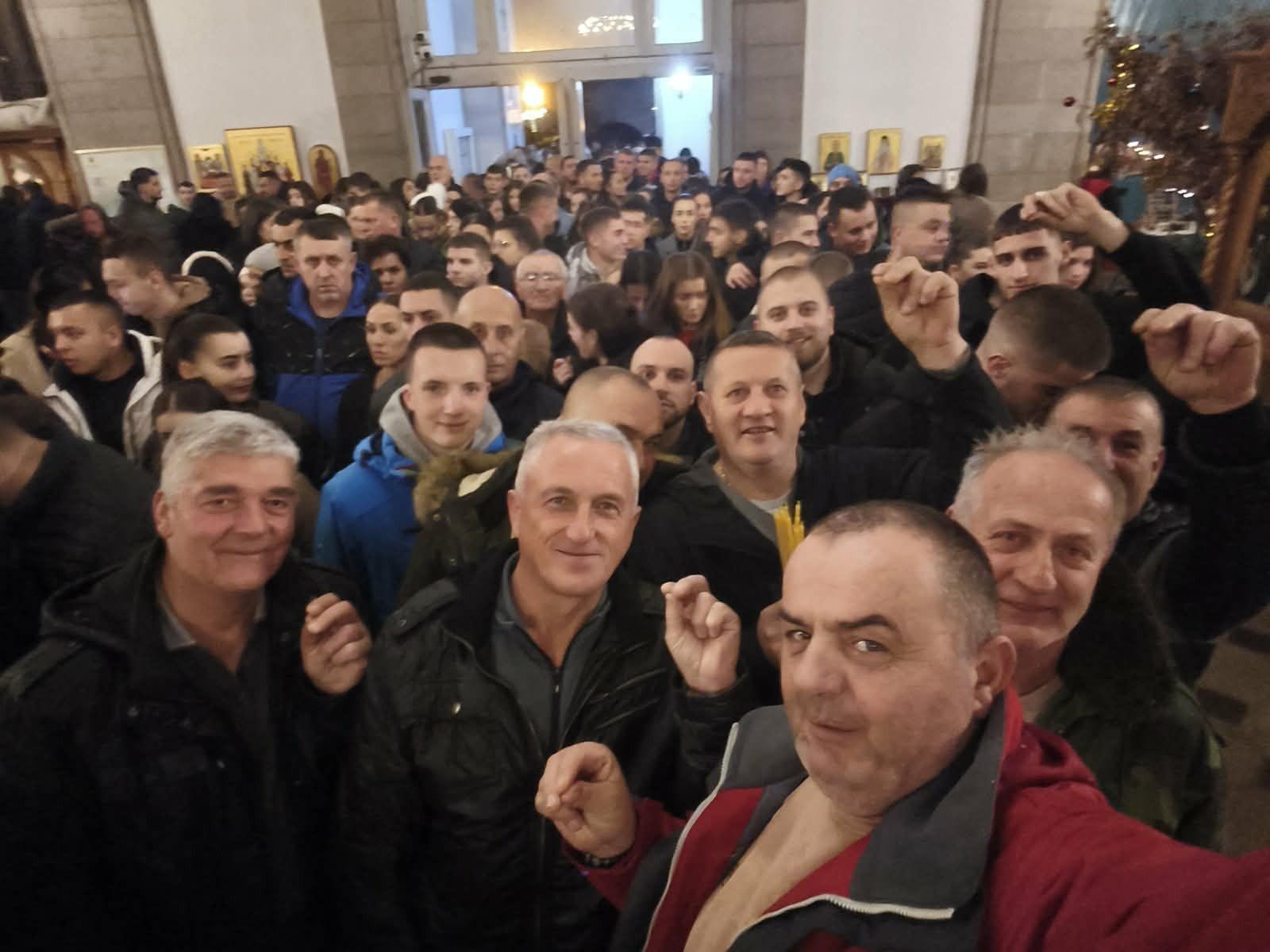 Tradicionalno nalaganje badnjaka okupilo vjernike u Nikšiću