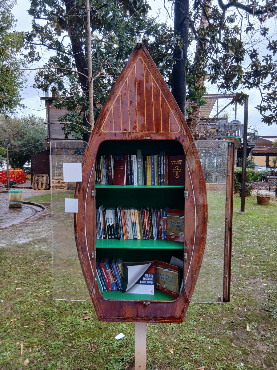 Udrženje 'Serdar' doniralo knjige na ćirilici biblioteci na otvorenom u Budvi
