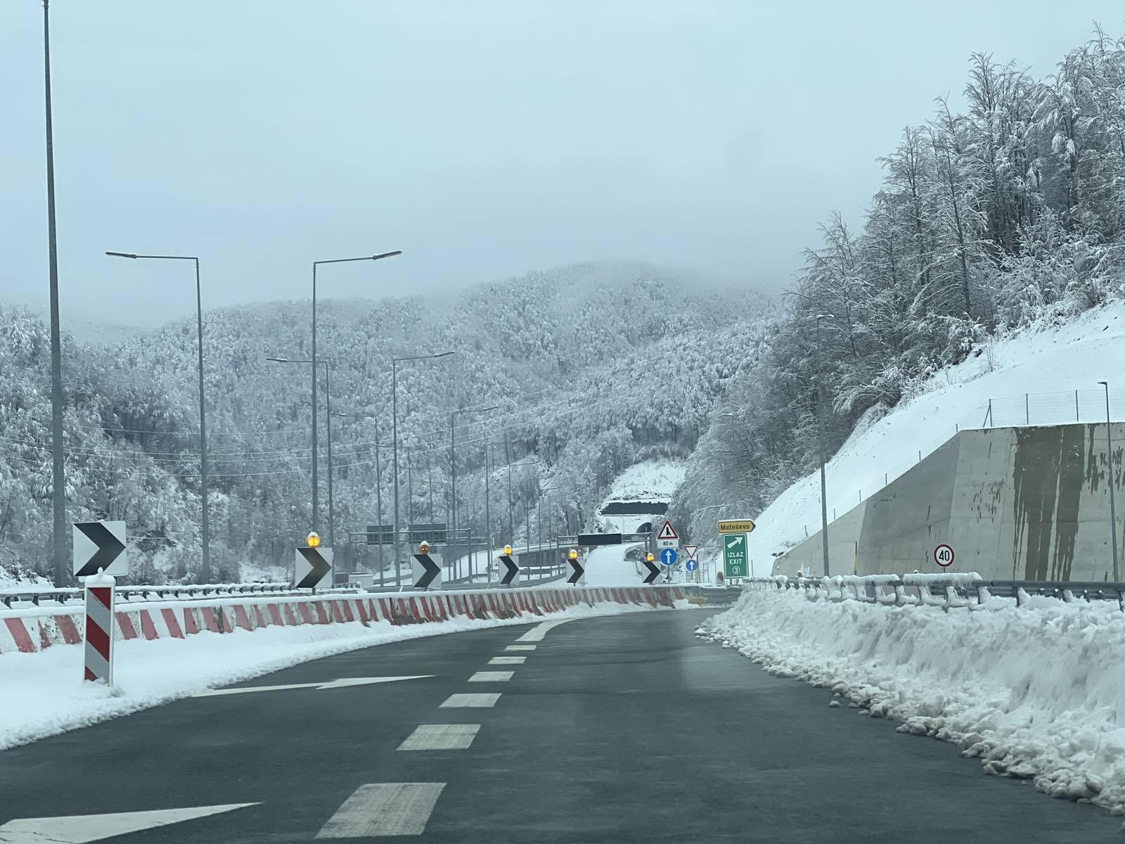 Uprava policije apeluje: Vozite oprezno zbog nepovoljnih vremenskih uslova