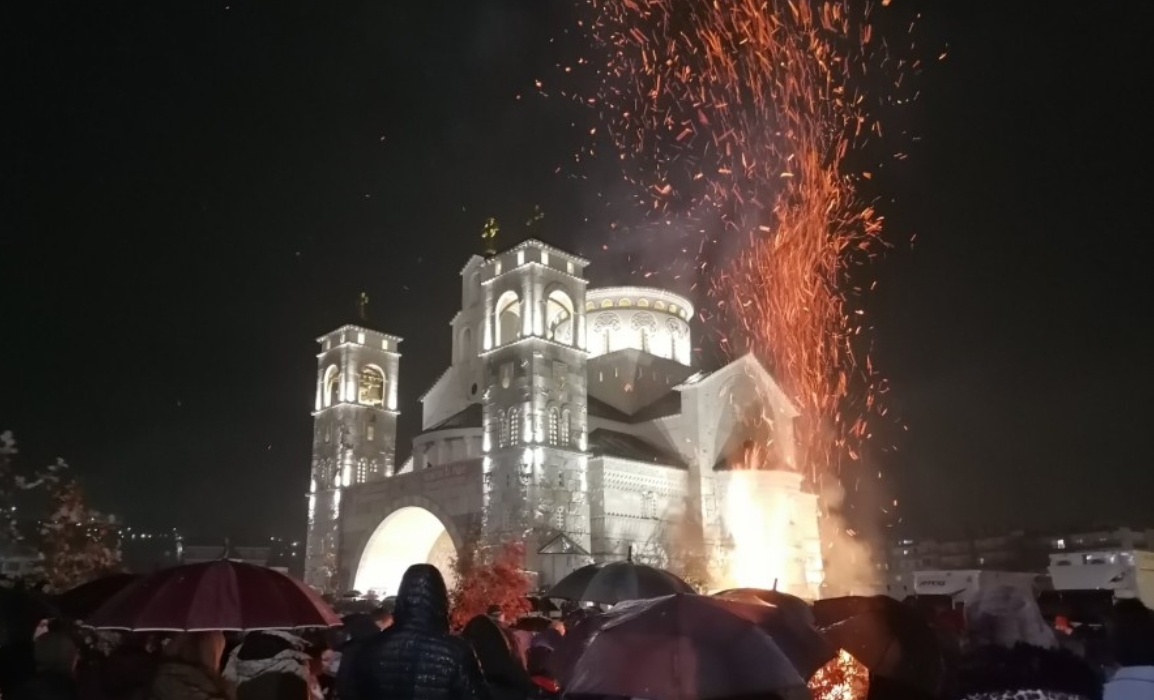 Vjernici obilježili Badnji dan ispred Sabornog hrama u Podgorici