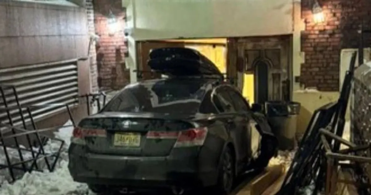 Vozač udario u sjedište Čabada, incident istražuje policija