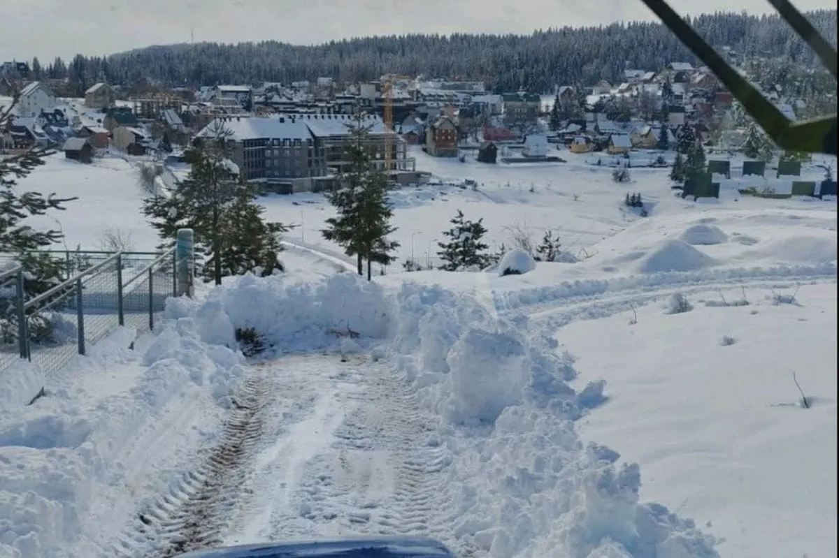 Žabljak pod snijegom: Gradske službe čiste puteve, neka sela bez struje