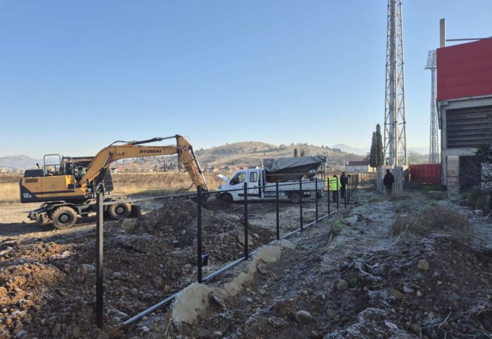 Započelo rušenje ograde DG Arene: Građani protestuju