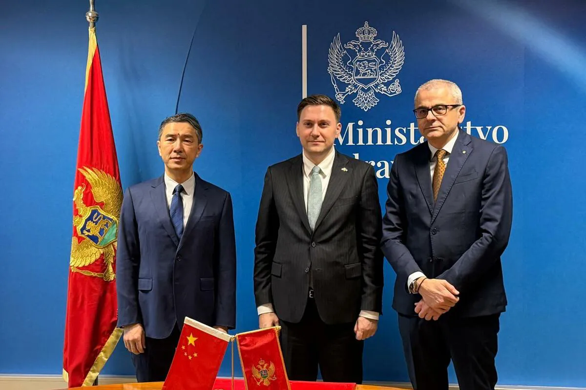 Ambasada Kine donirala 10 defibrilatora vrijednih skoro 35 hiljada eura