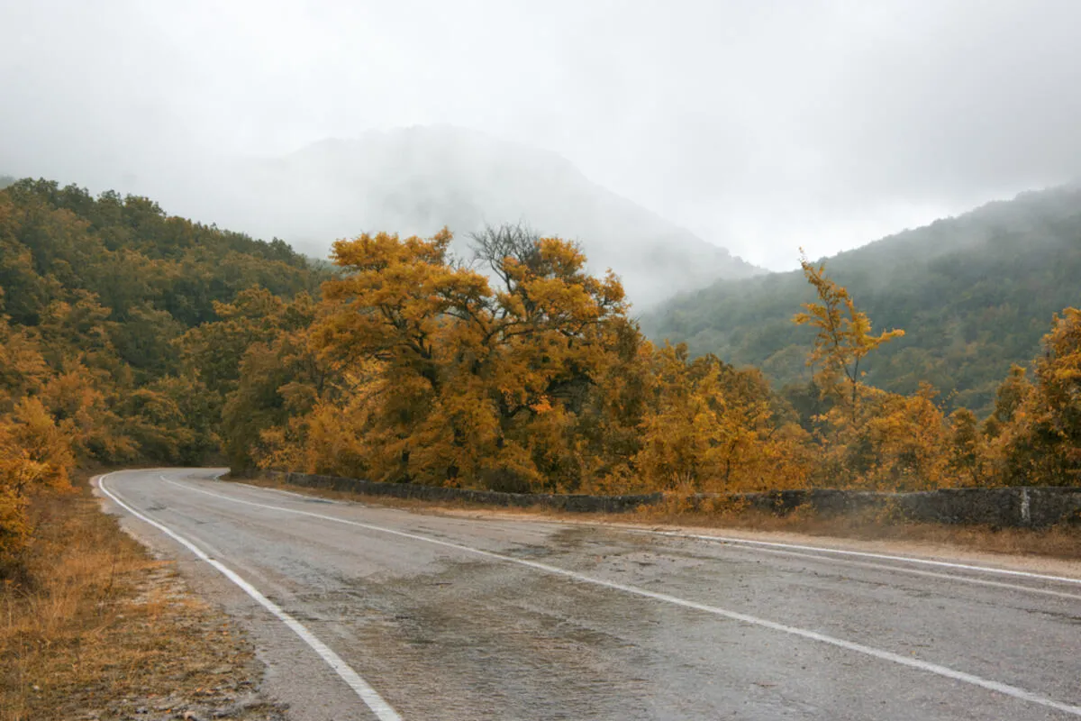 AMSCG: Putevi mokri, oprezno zbog odrona i magle