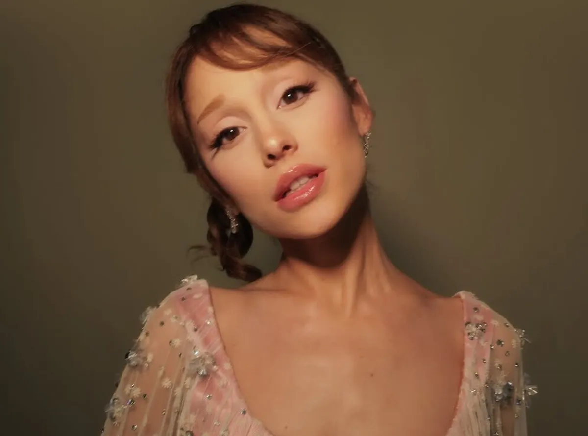 Arijana Grande otkrila zašto ima šest prstiju na ruci