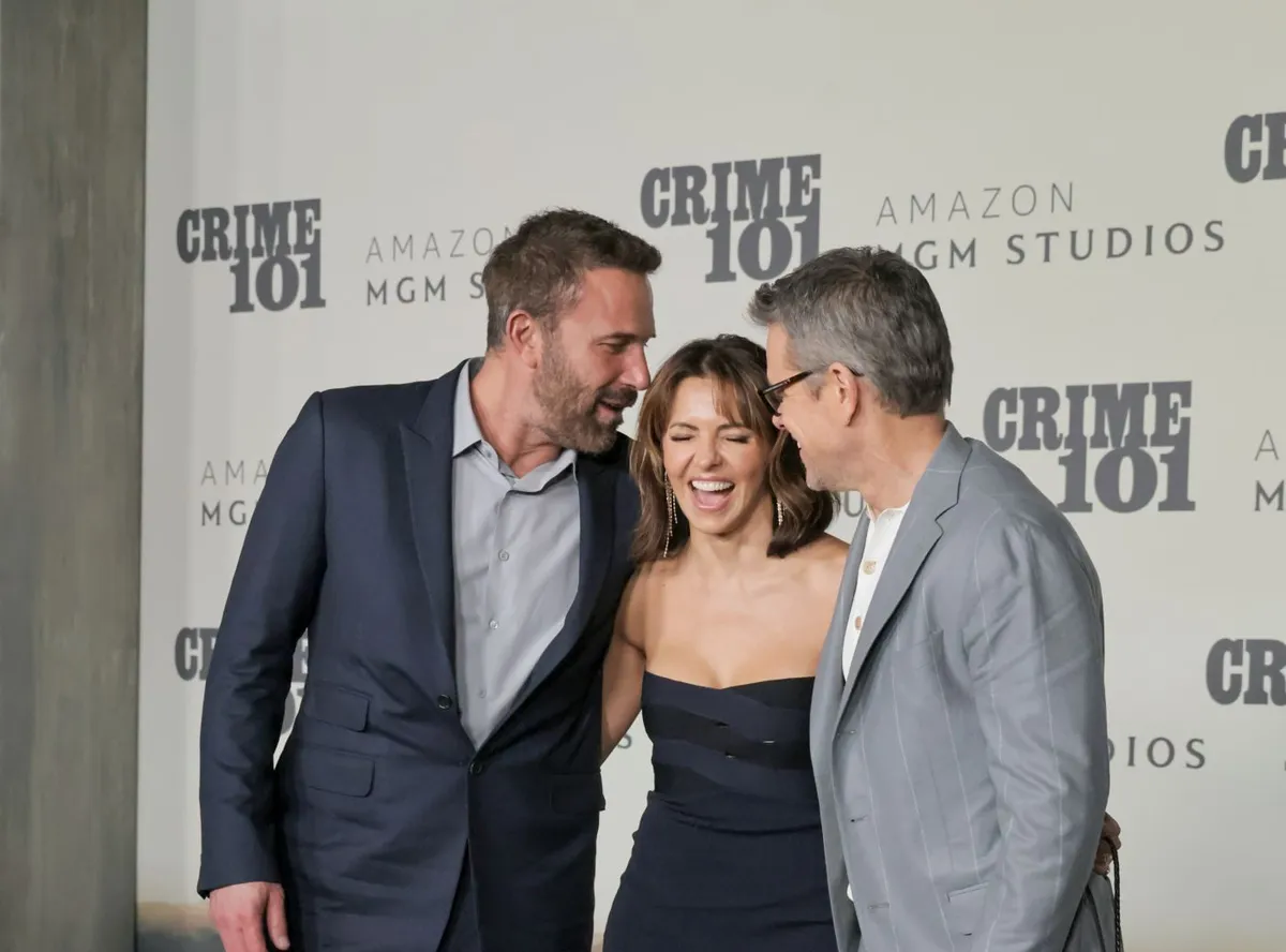 Ben Aflek i Met Dejmon ukrali šou na premijeri filma 'Crime 101'