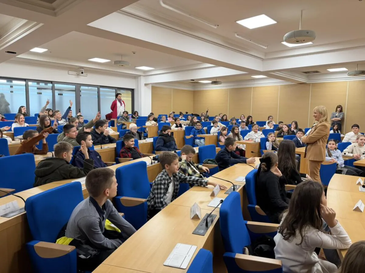 Borovinić Bojović sa učenicima OŠ '21. maj': Radoznalost mladih važna