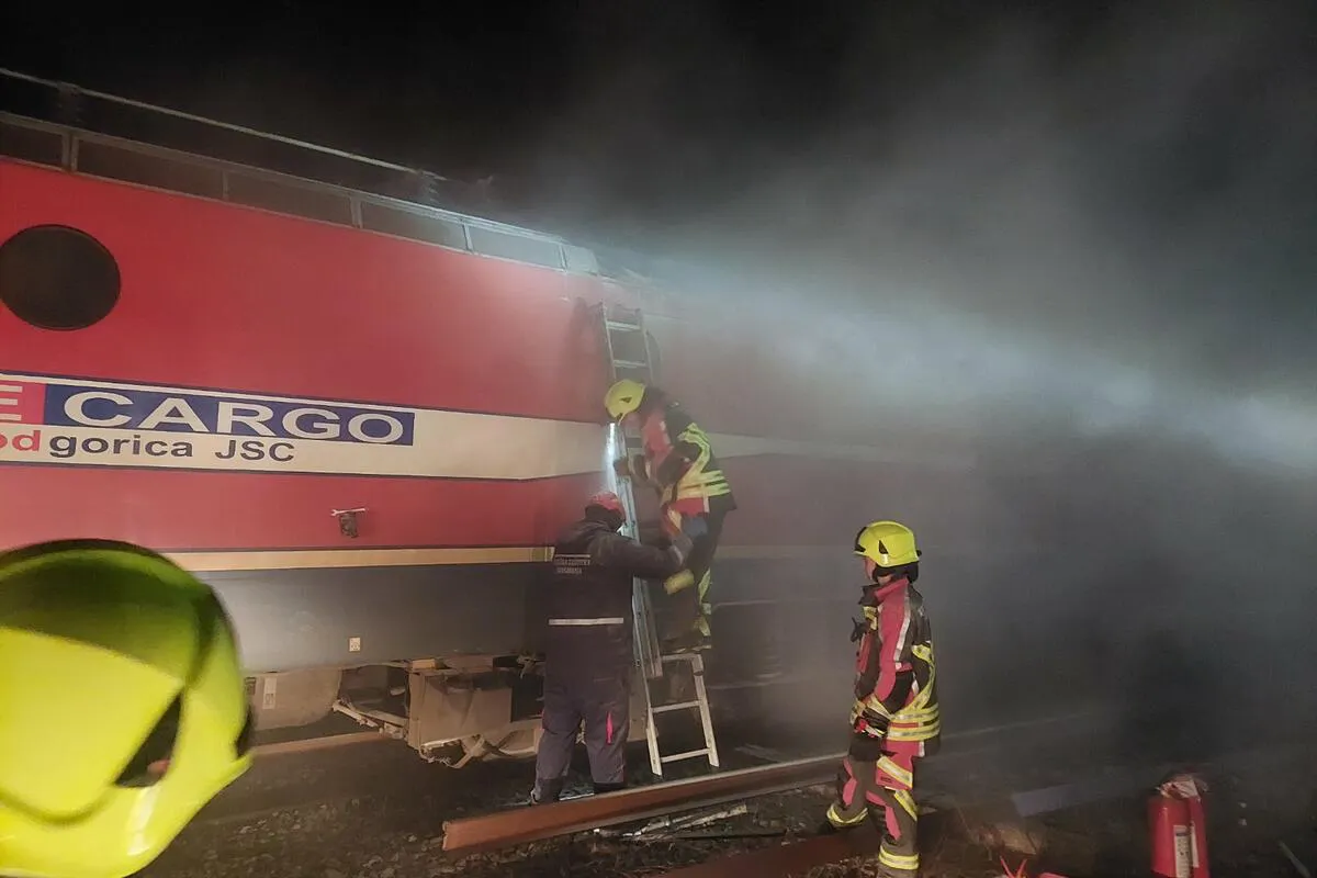 Brza intervencija vatrogasaca ugašila požar na lokomotivi teretnog voza