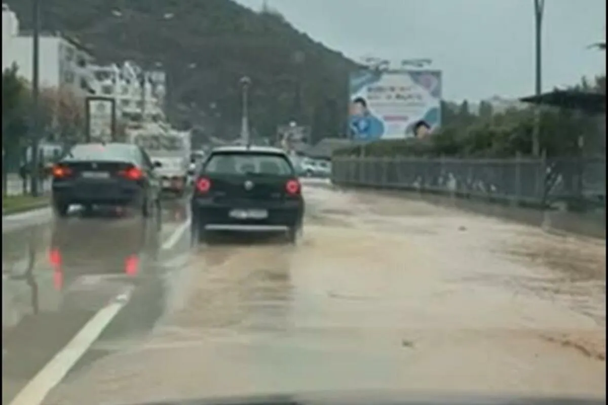 Budva: Glavni bulevar pretvoren u rijeku zbog bujica vode