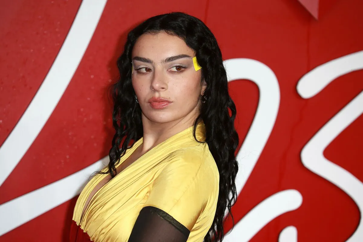Charli XCX dobila ulogu u horor filmu Takašija Mikea