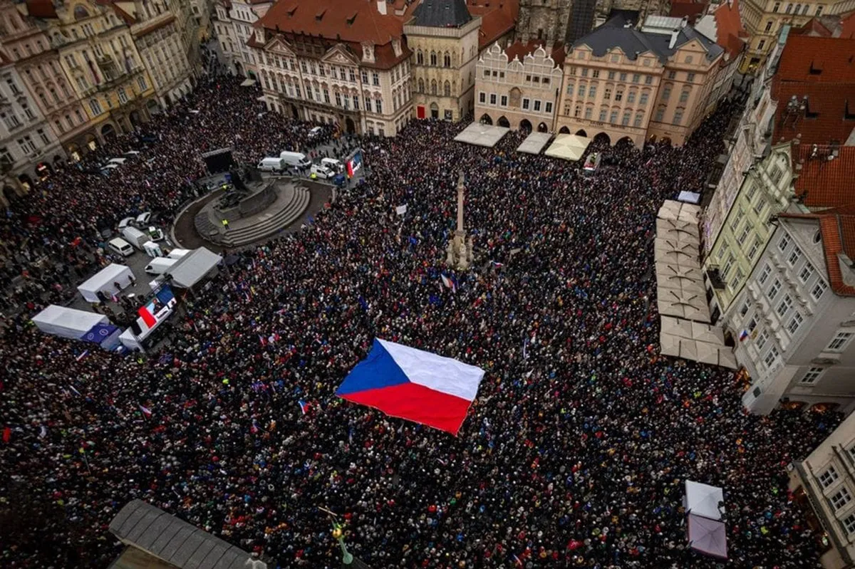Desetine hiljada ljudi protestovalo u Pragu podržavajući predsjednika Pavela