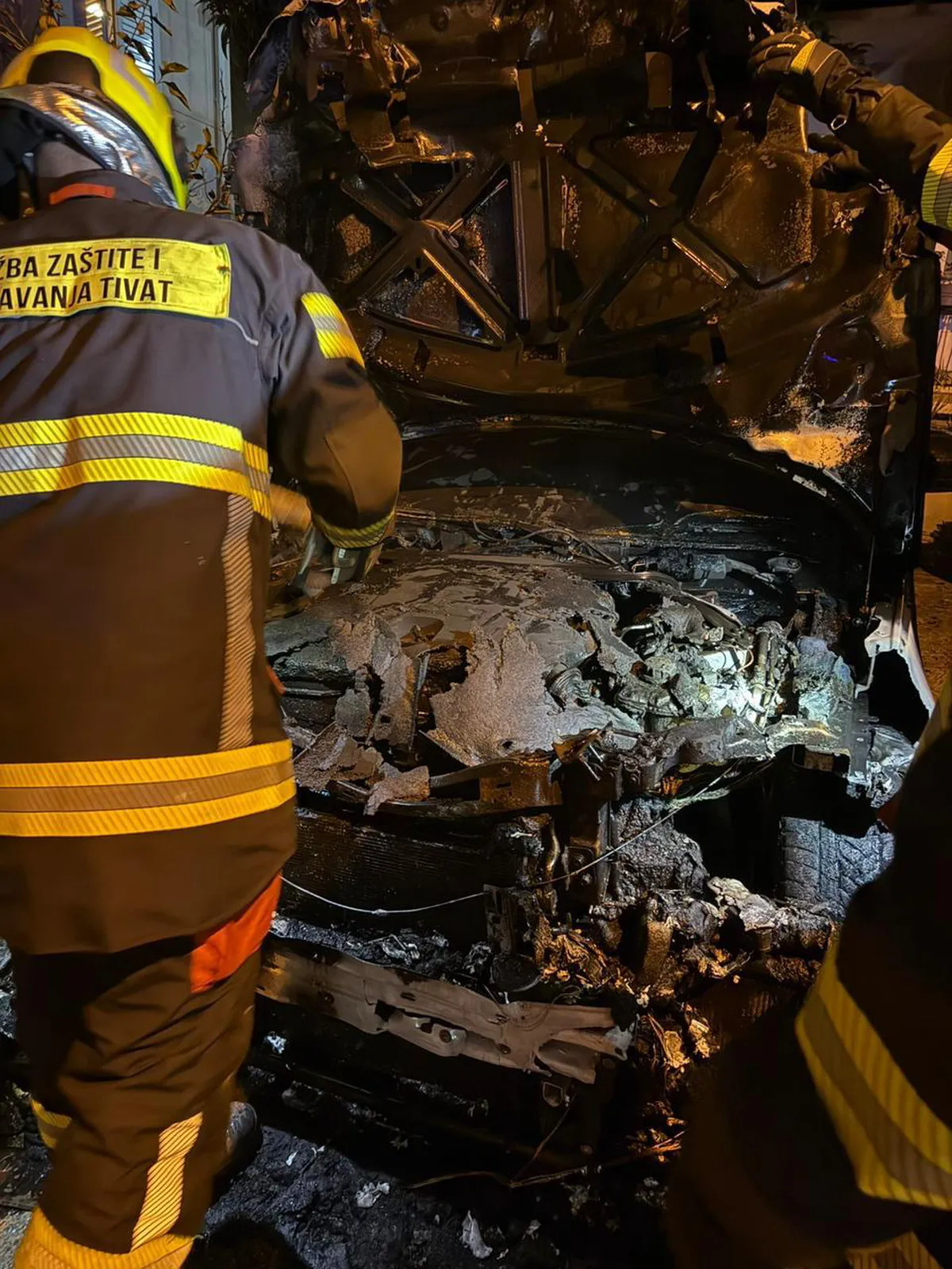 DNP Tivat najoštrije osuđuje paljenje vozila svešteniku Backoviću DNP Tivat najoštrije osuđuje paljenje vozila svešteniku Backoviću