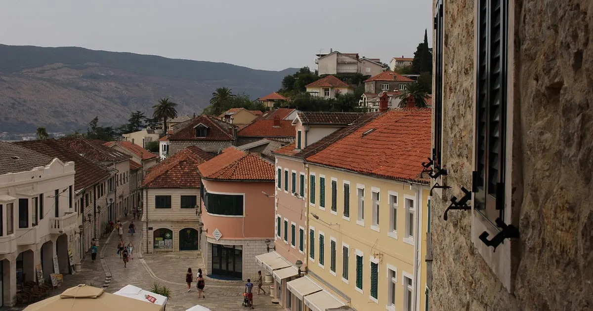 DPS Herceg Novi: Zastava ispred Opštine postavljena mimo zakona