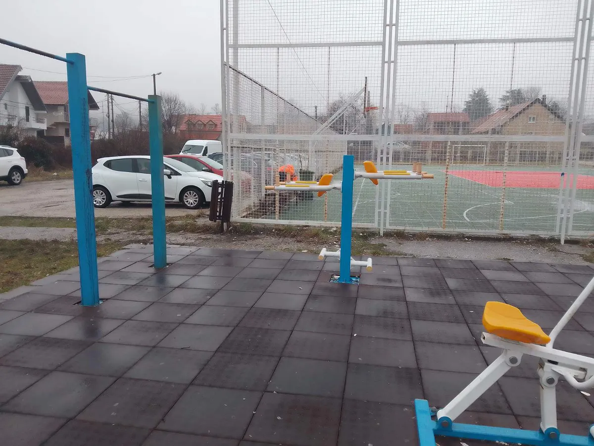 Dvorište Gimnazije očišćeno, ali problemi ostaju