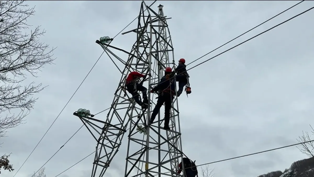 Elektromonteri se bore sa nepogodama na terenu
