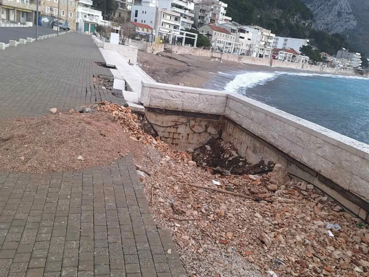 (FOTO) Oštećeno šetalište u Sutomoru usljed porasta nivoa mora