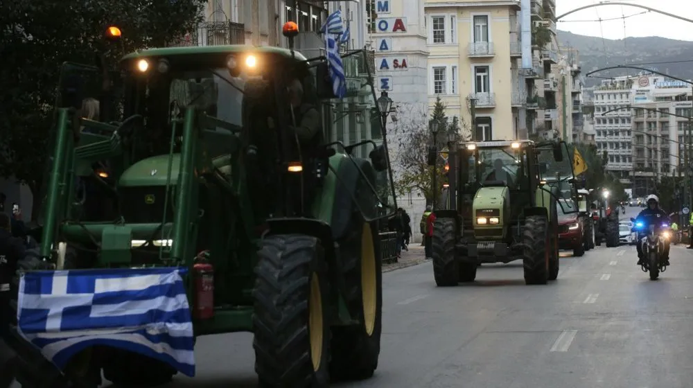 Gnjevni grčki zemljoradnici protestuju ispred parlamenta u Atini