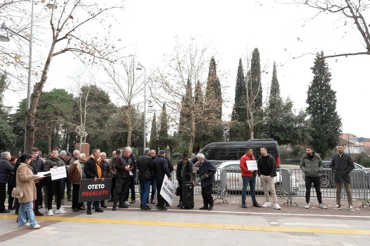 Građani protestovali pred Skupštinom: Traže povrat zemljišta od 'Plantaža'