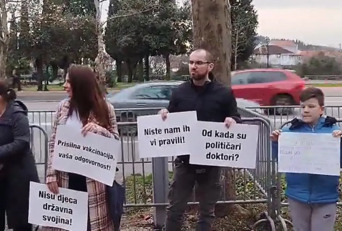 Građani protestovali protiv Zakona o obaveznoj imunizaciji djece