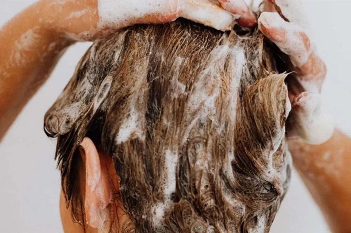 Greške u njezi kose zimi koje uzrokuju brzo mašćenje