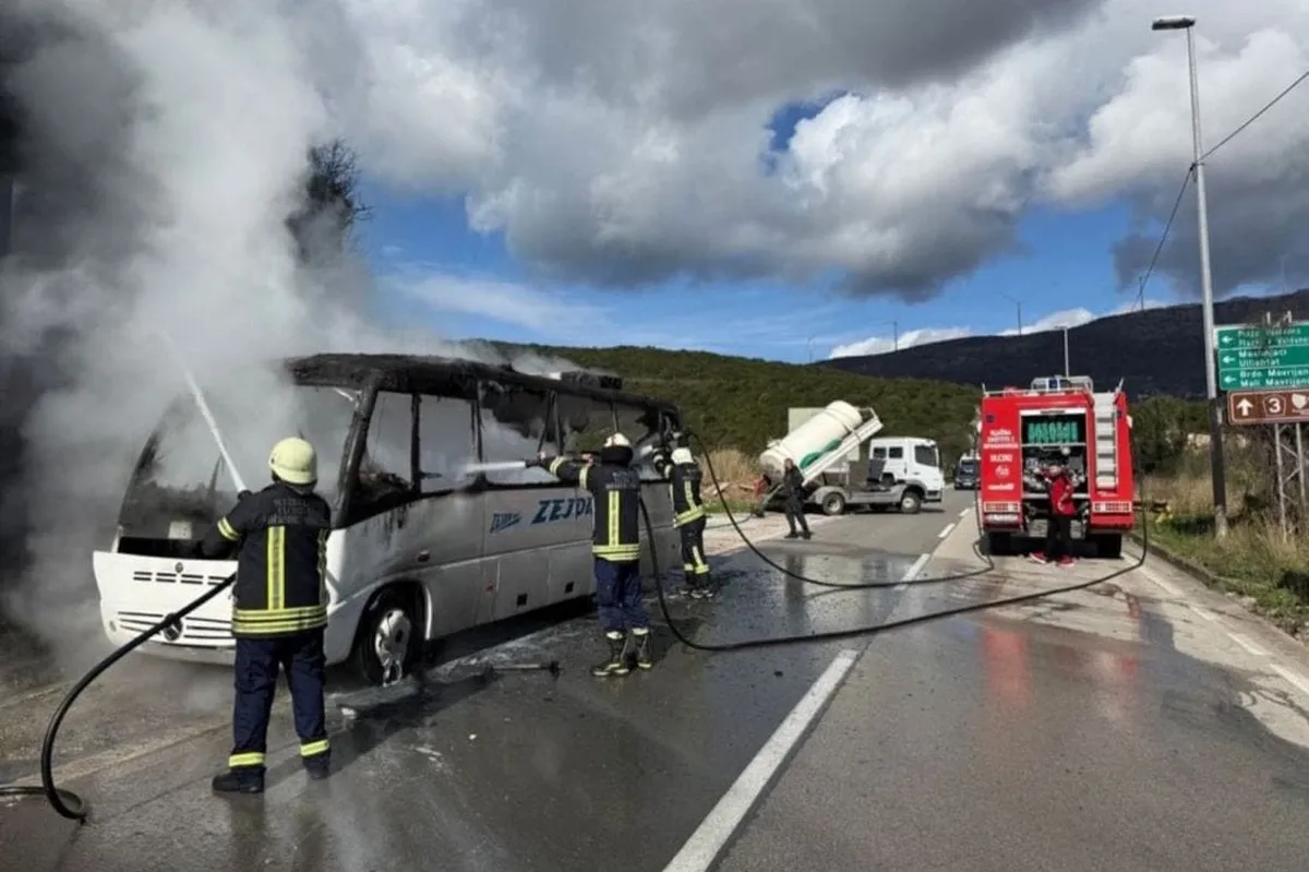 Izgorio autobus na putu Ulcinj - Bar, nema povrijeđenih