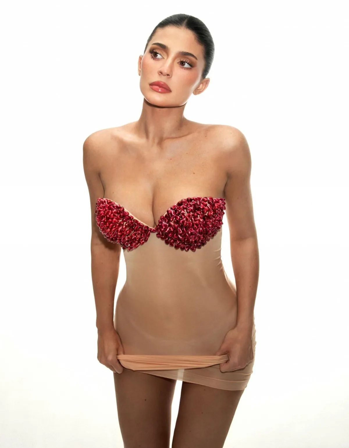 Kajli Džener predstavila grudnjak od zrna nara za promociju balzama