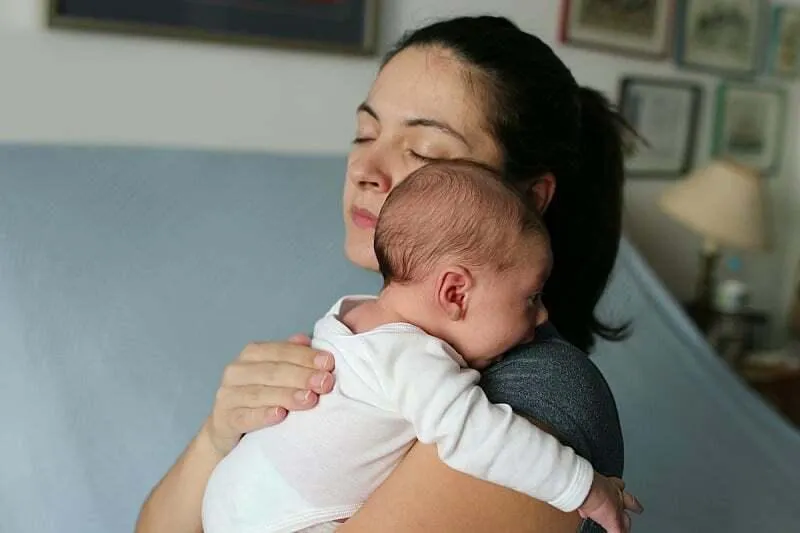 Kako zaustaviti štucanje kod beba: Efikasne tehnike za roditelje