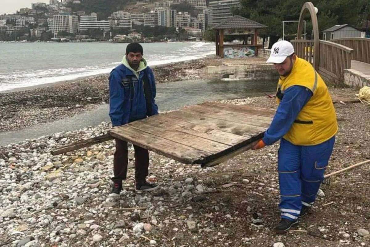 Komunalci u Budvi uklanjaju otpad nakon plimnog talasa