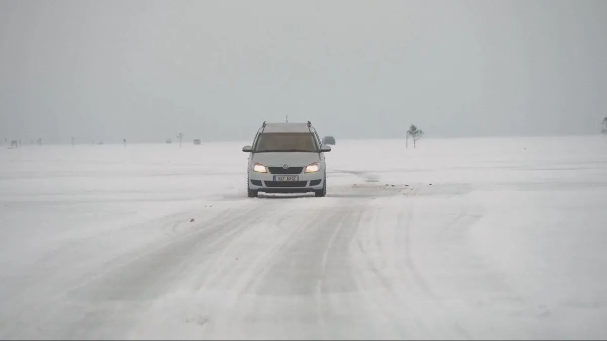 Ledeni put u Estoniji: Automobili prešli 20 kilometara zaleđenog mora