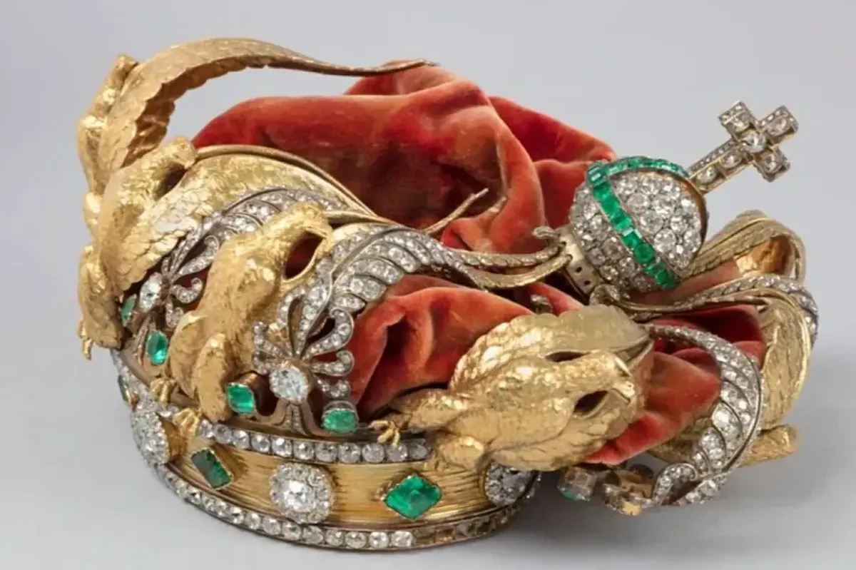 Luvr objavio fotografije oštećene krune nakon pljačke