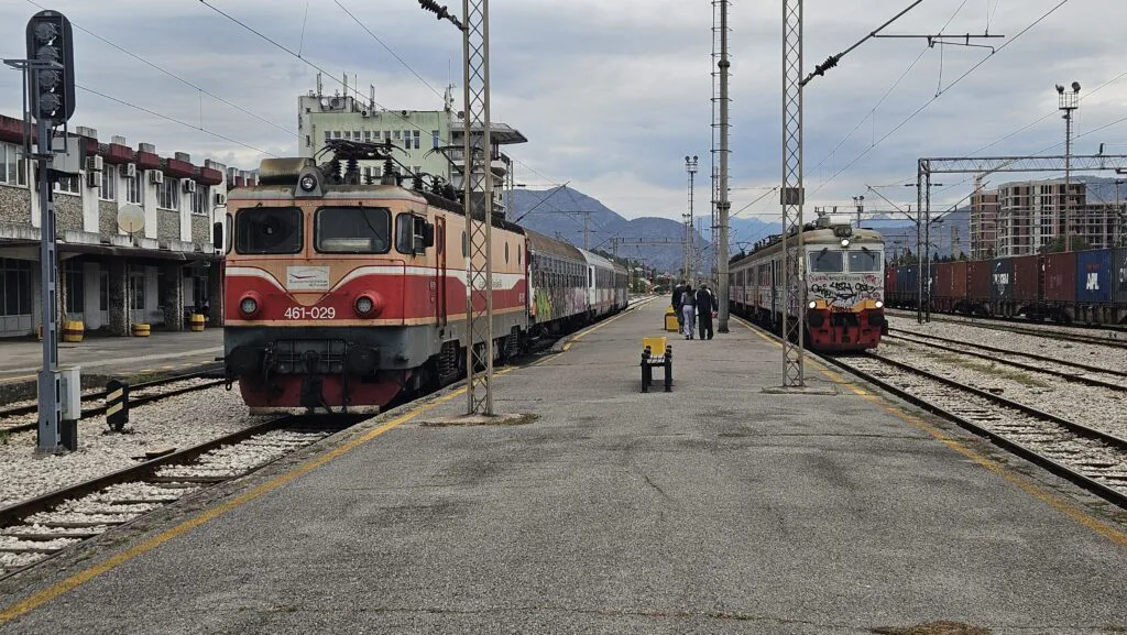 Manje prevezenih putnika u željezničkom i lokalnom drumskom saobraćaju