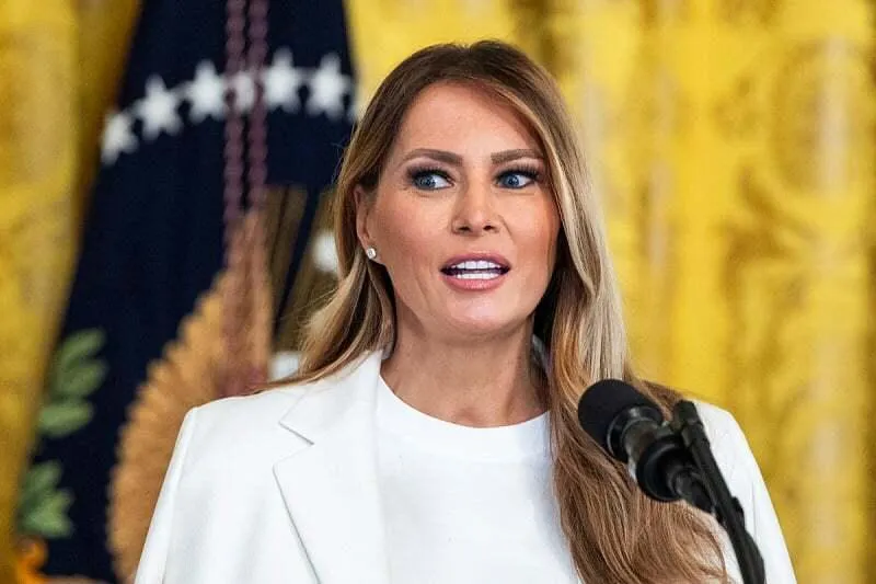 Melanija Tramp izaziva podsmijeh zbog nošenja sunčanih naočara noću