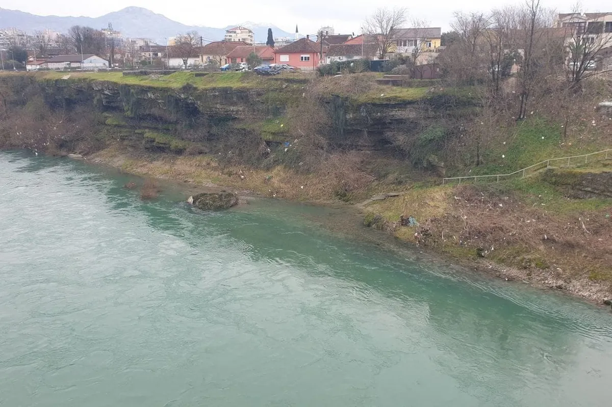 Morača otkriva nekulturu: Smeće ‘okitilo’ priobalno drveće
