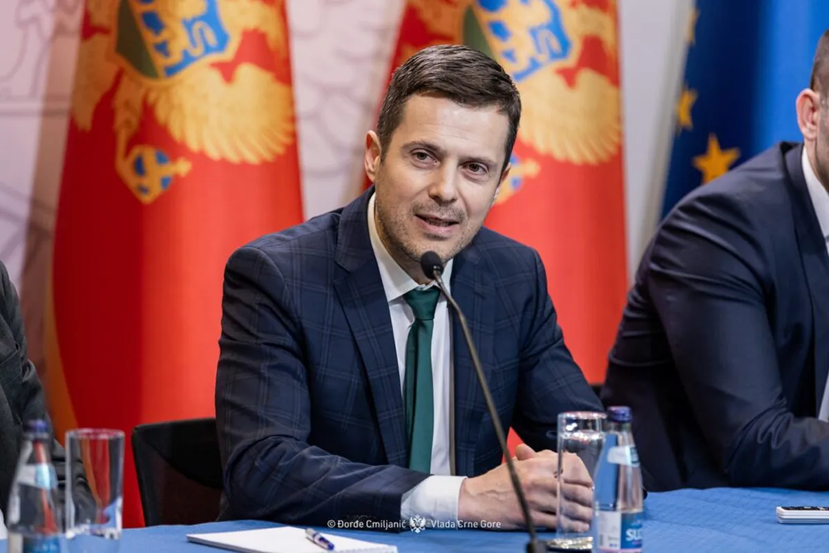 Mujović čestitao Kneževiću odlazak u političku penziju