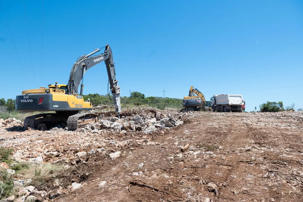 Na Luštici probijena trasa puta, nastavljen vodovod i planirane nove trafostanice